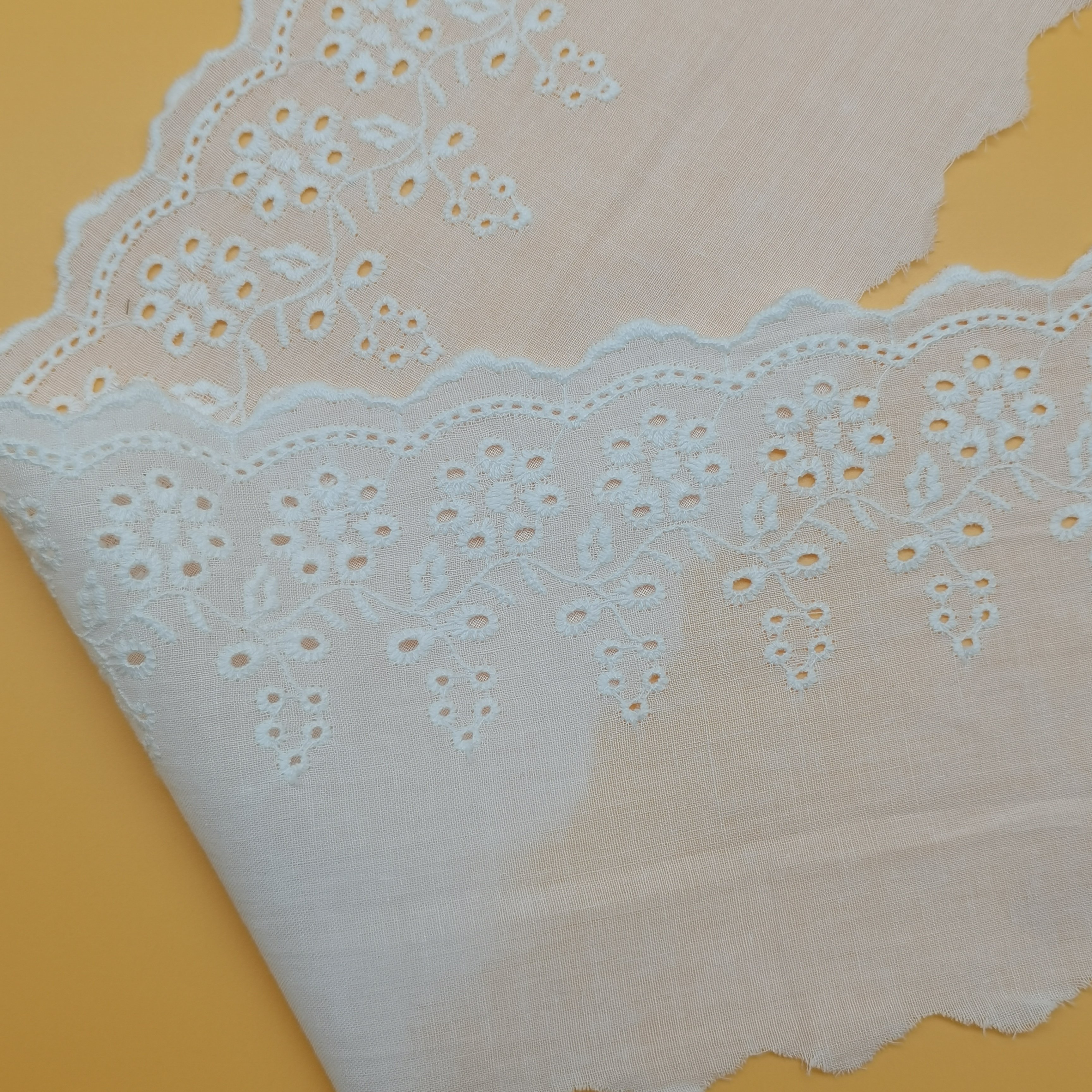 Low Price 100% Cotton White Lace Fabric with Embroidery Decorative Trim for Women's Clothing