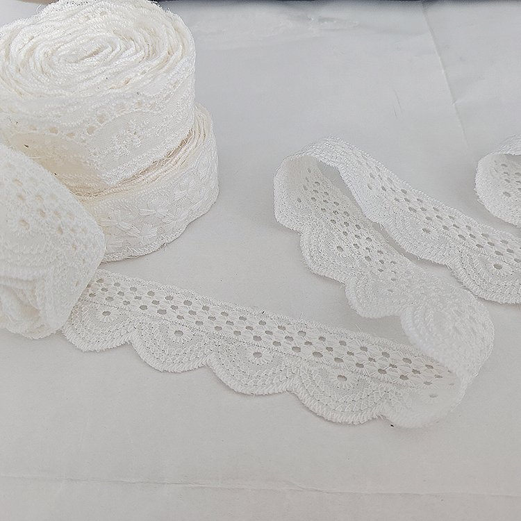 China Low Price Wholesale DIY White Lace Fabric Floral Dress Lace 100% Cotton Trimmed Dresses