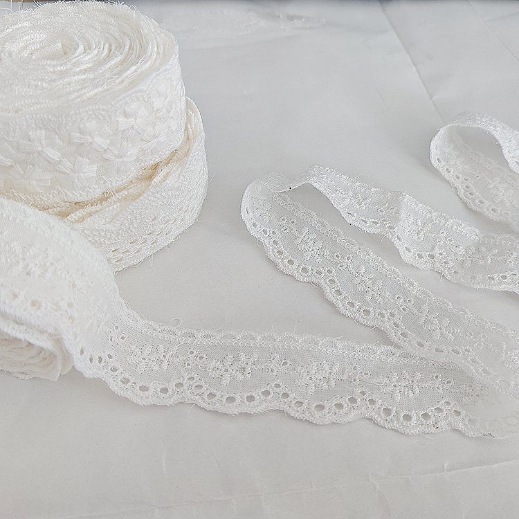 China Low Price Wholesale DIY White Lace Fabric Floral Dress Lace 100% Cotton Trimmed Dresses