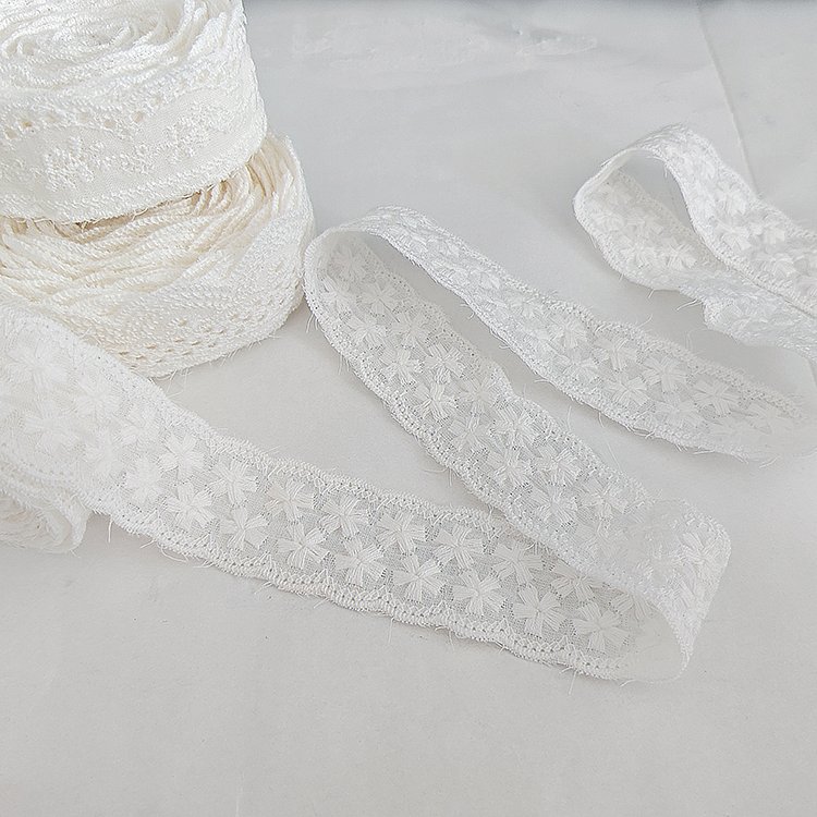 China Low Price Wholesale DIY White Lace Fabric Floral Dress Lace 100% Cotton Trimmed Dresses