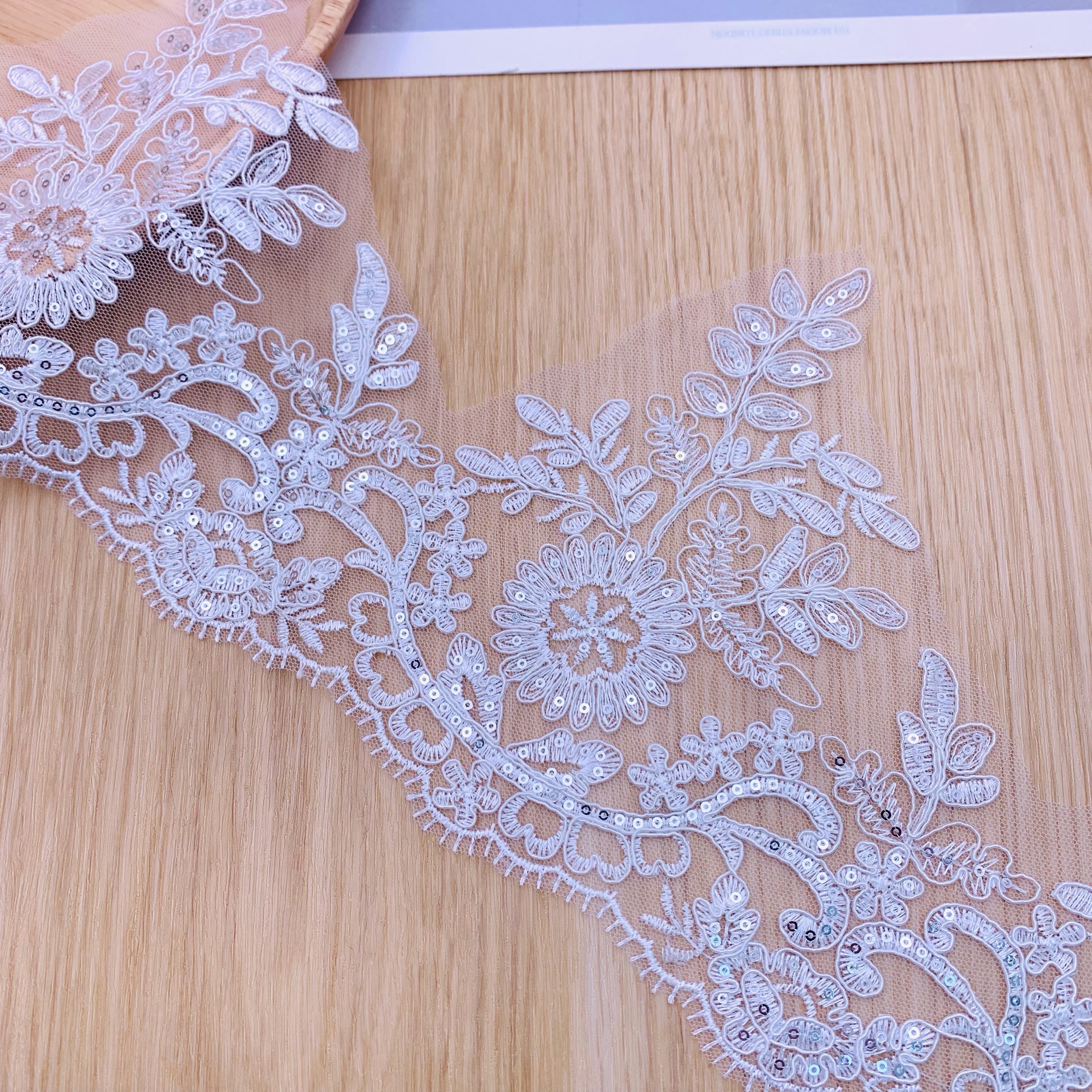 High Quality New Mesh Guipure Renda White Embroidered Polyester Sequin Gpo Lace Trim