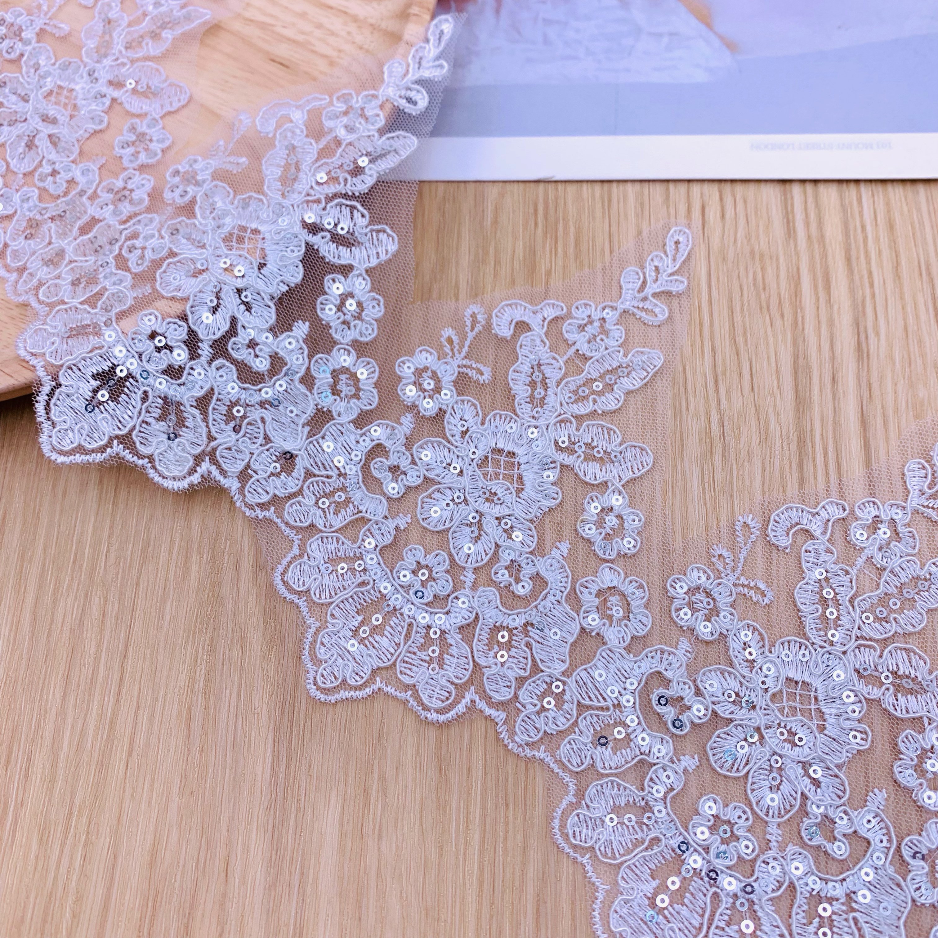 High Quality New Mesh Guipure Renda White Embroidered Polyester Sequin Gpo Lace Trim