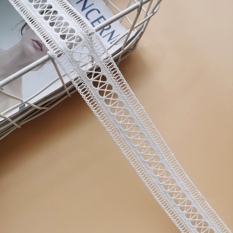Factory Price Hot Sale High Quality 3.6 cm Wide Embroidery Lace Ribbons Garment Crochet White and Black Cotton Lace Trimming