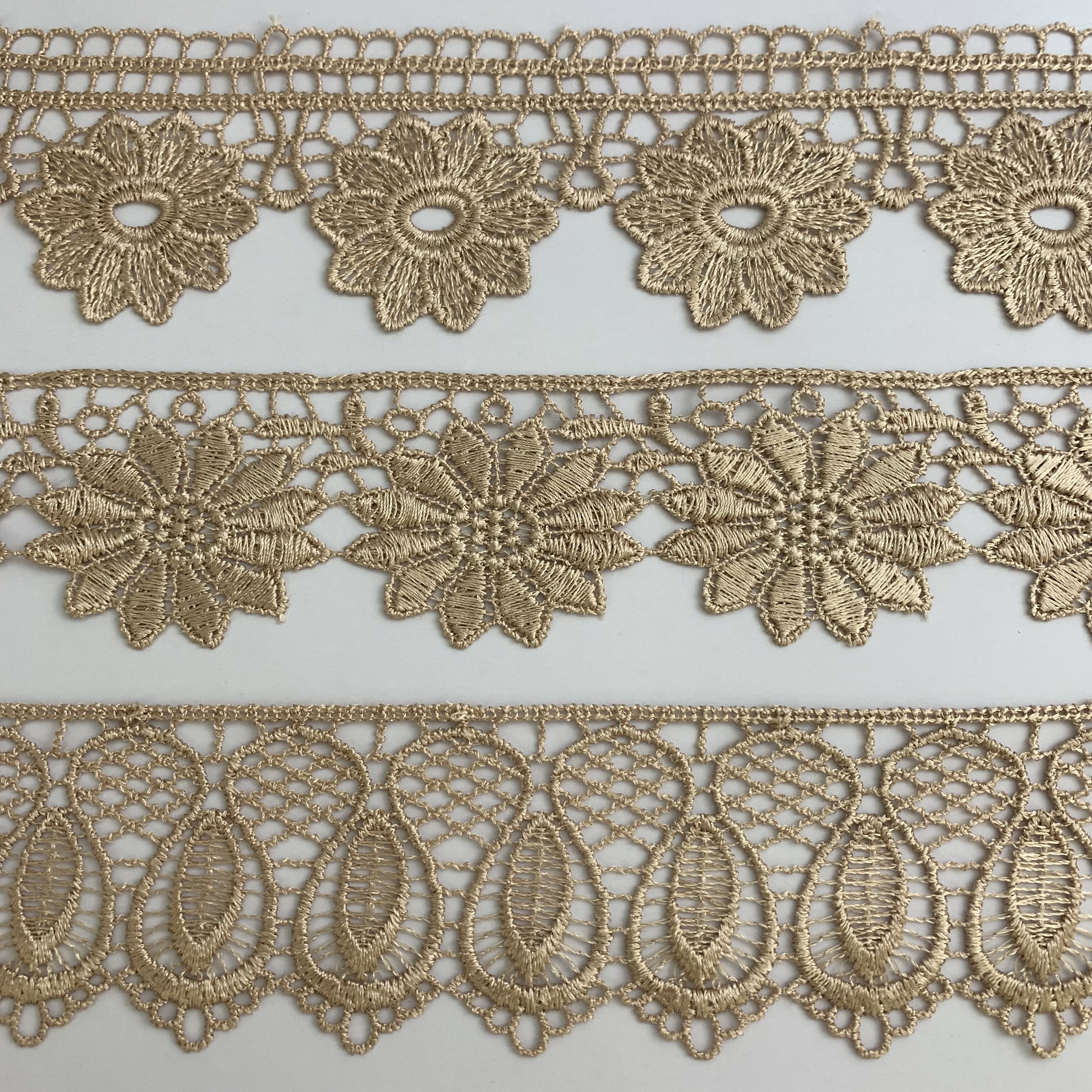 Fashion Golden Chemical Lace Trim Embroidery Tulle Fabric Guipure Renda Lace Water Soluble Flower Design Lace Trim