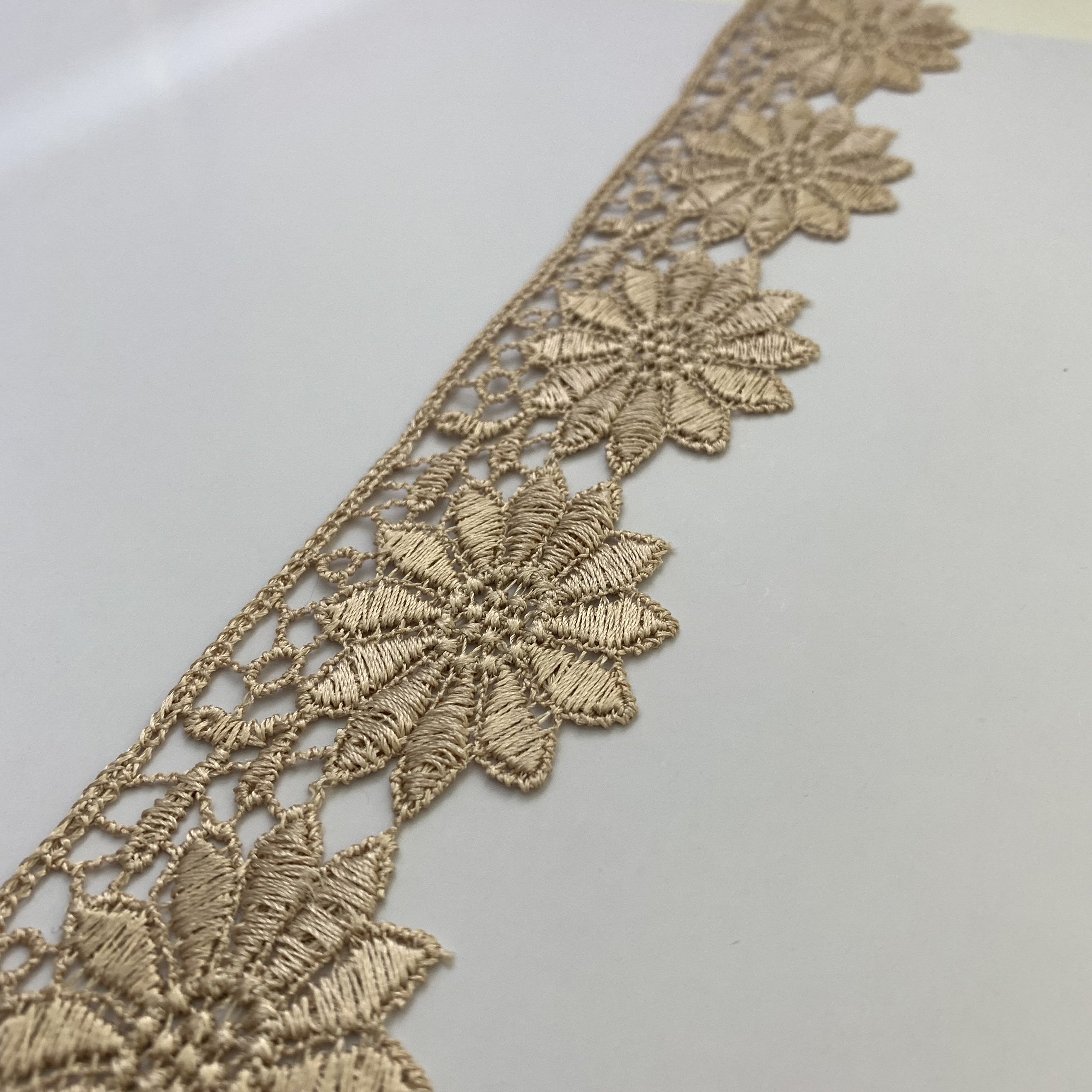 Fashion Golden Chemical Lace Trim Embroidery Tulle Fabric Guipure Renda Lace Water Soluble Flower Design Lace Trim