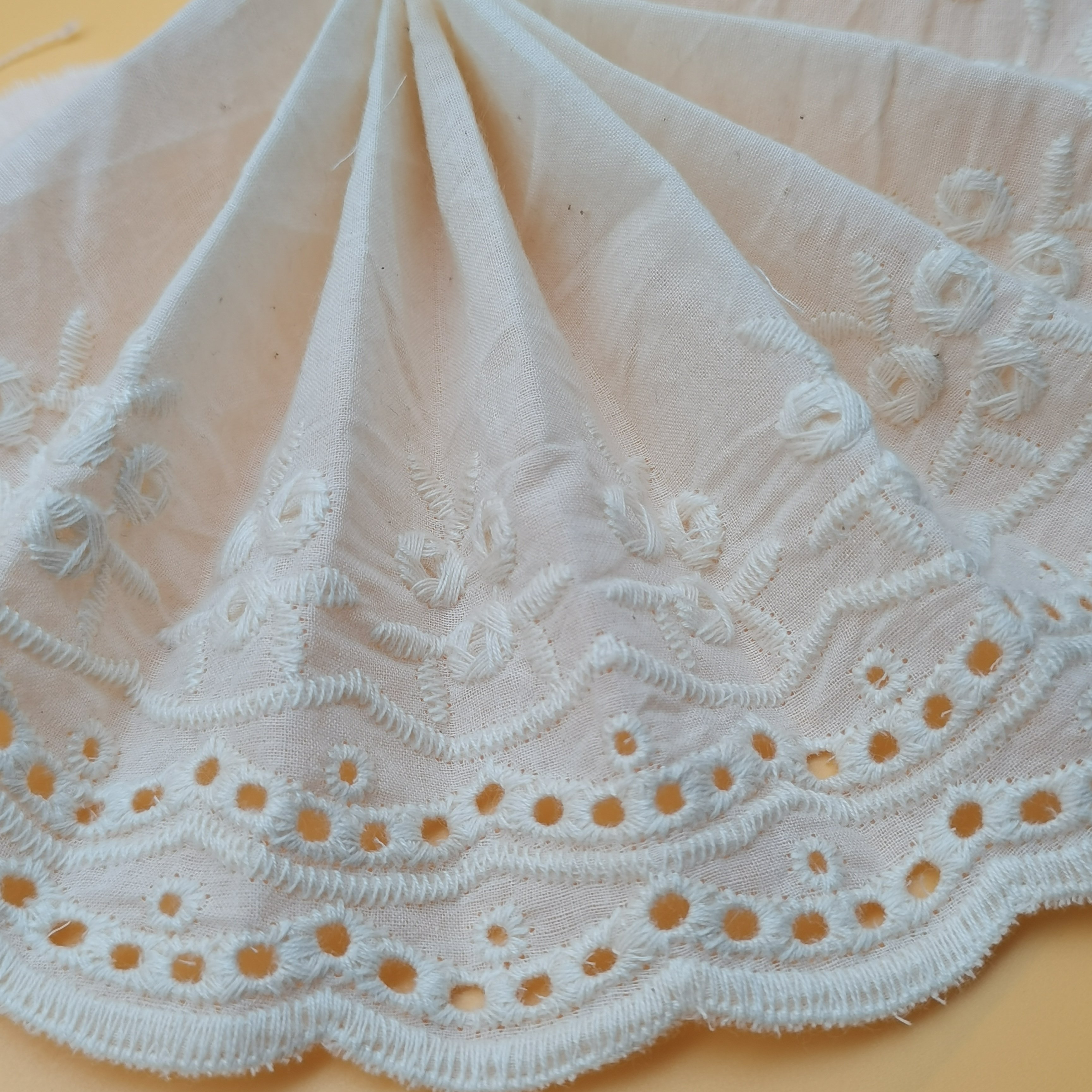 Wholesale 100% Cotton Eyelet Flower Lace Fabric Trim with Embroidery Insertion White Lace for Dresses and Clothing