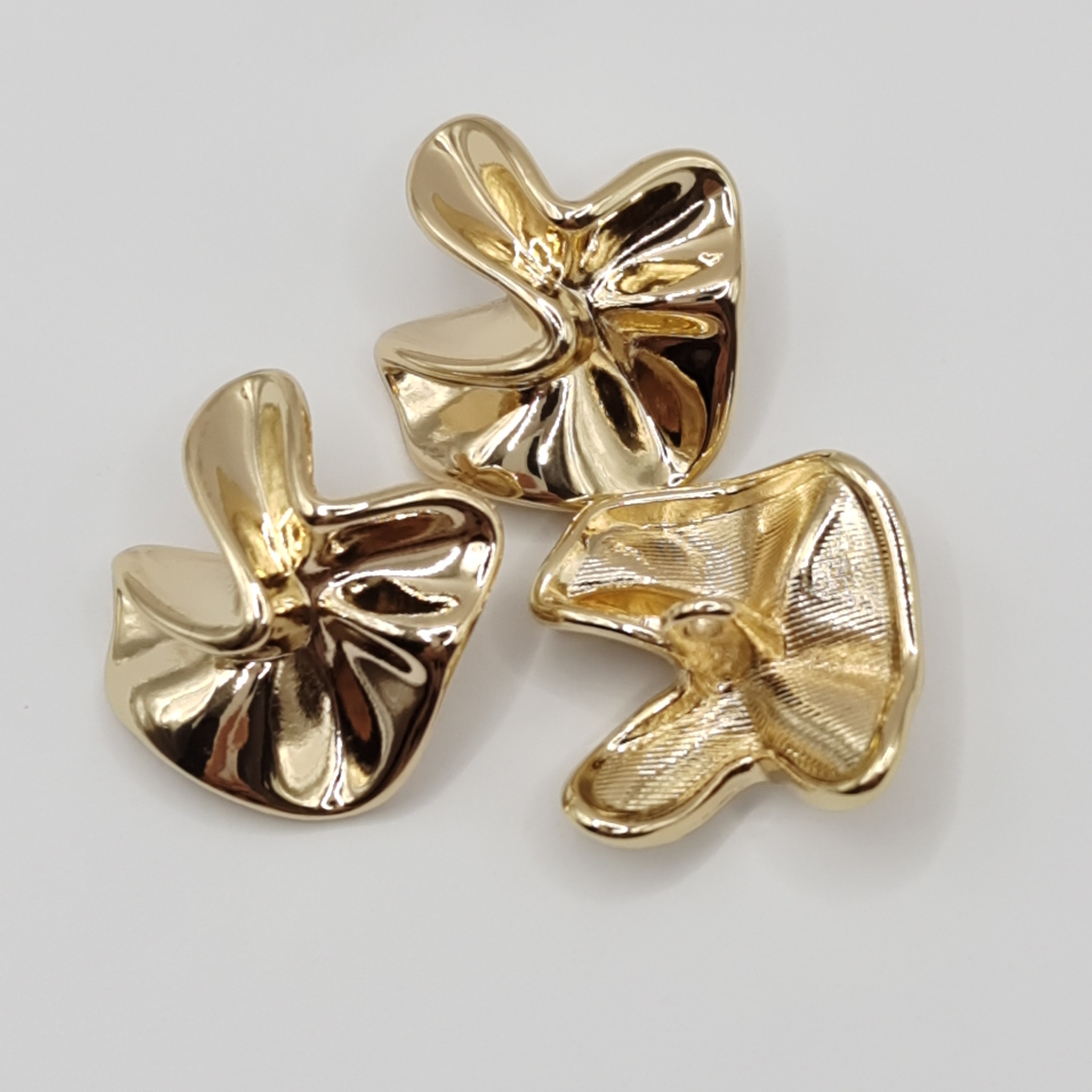 Factory custom Fashion Clothing Trim Metal Button Designer Shape Flower Golden button for Woman