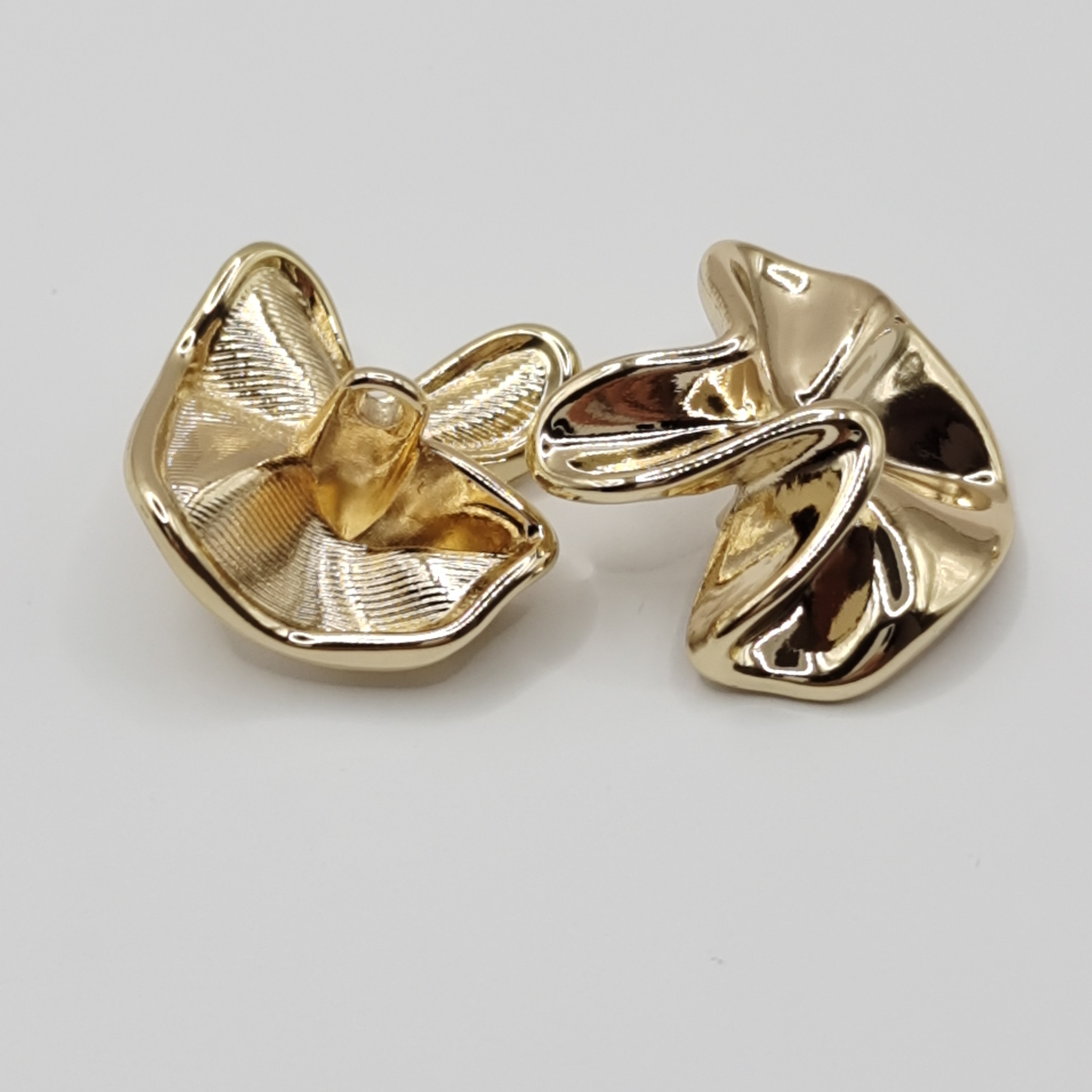 Factory custom Fashion Clothing Trim Metal Button Designer Shape Flower Golden button for Woman