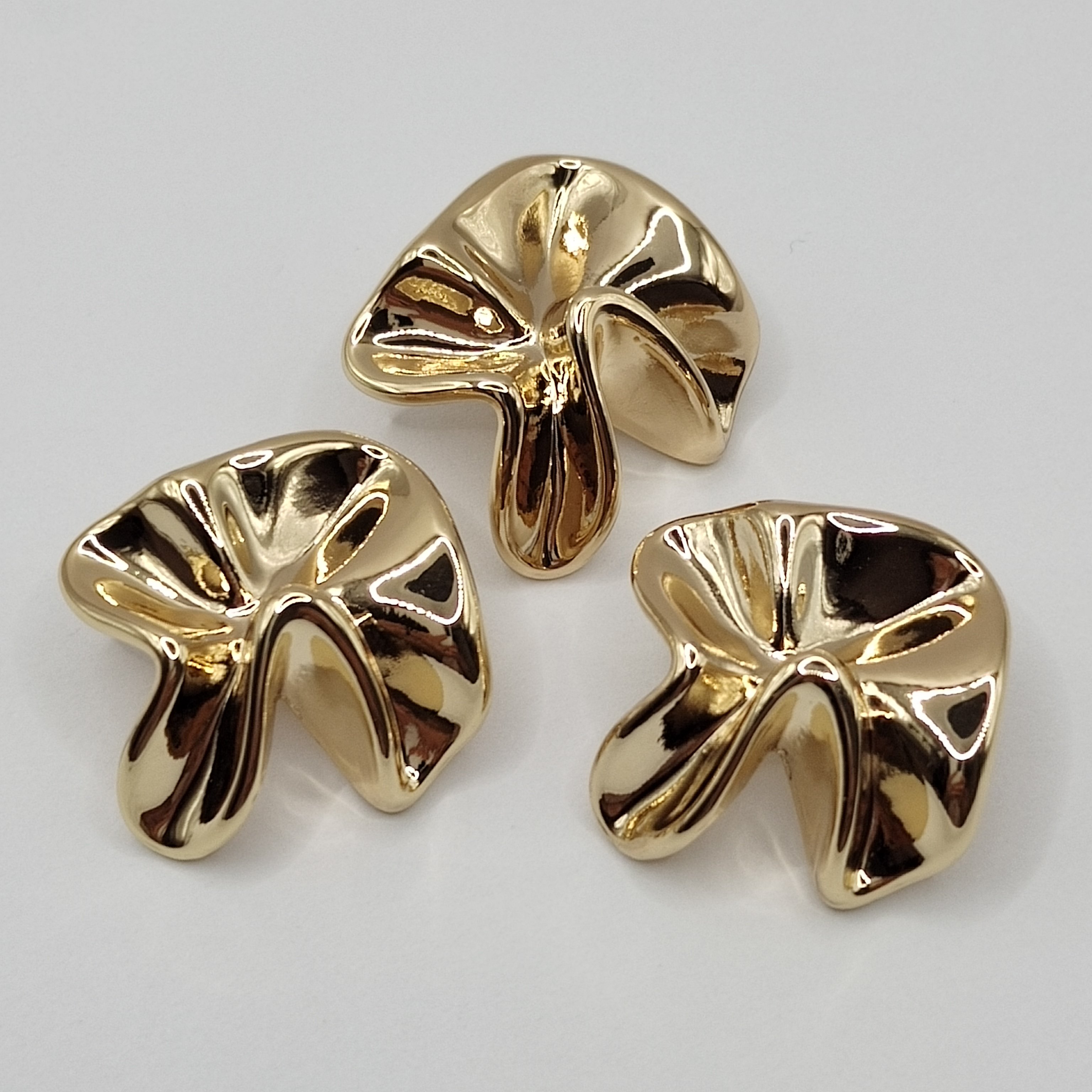 Factory custom Fashion Clothing Trim Metal Button Designer Shape Flower Golden button for Woman
