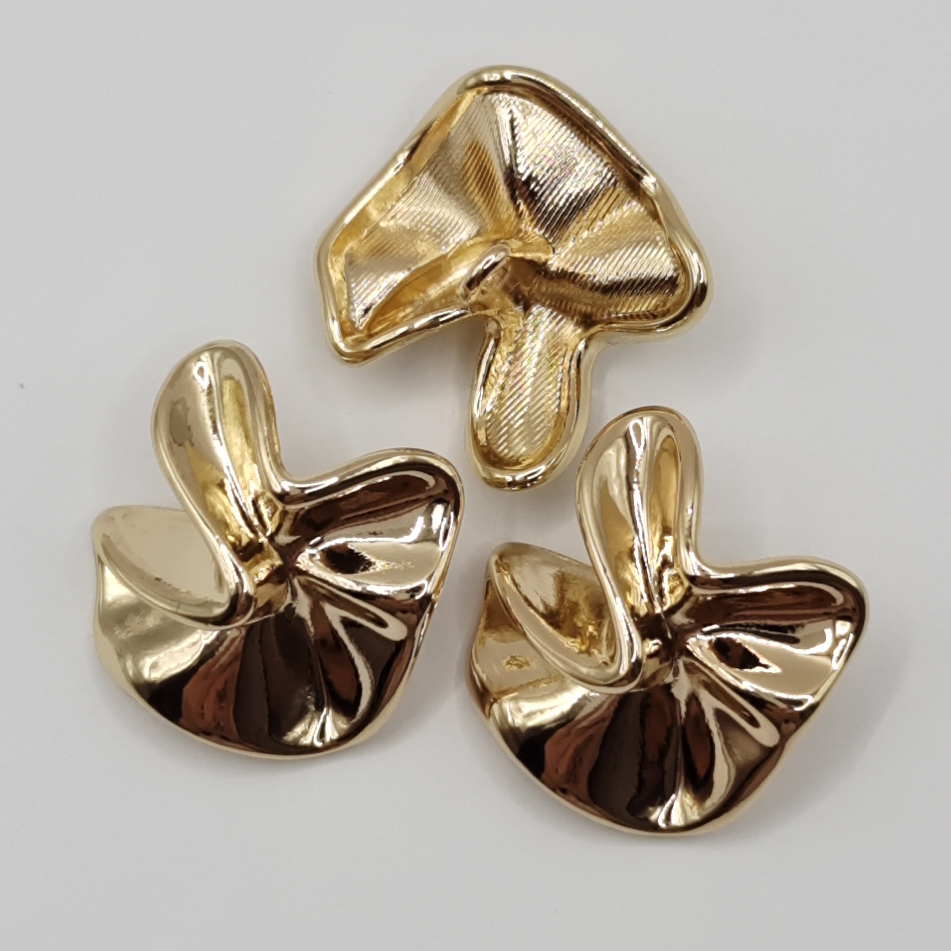 Factory custom Fashion Clothing Trim Metal Button Designer Shape Flower Golden button for Woman