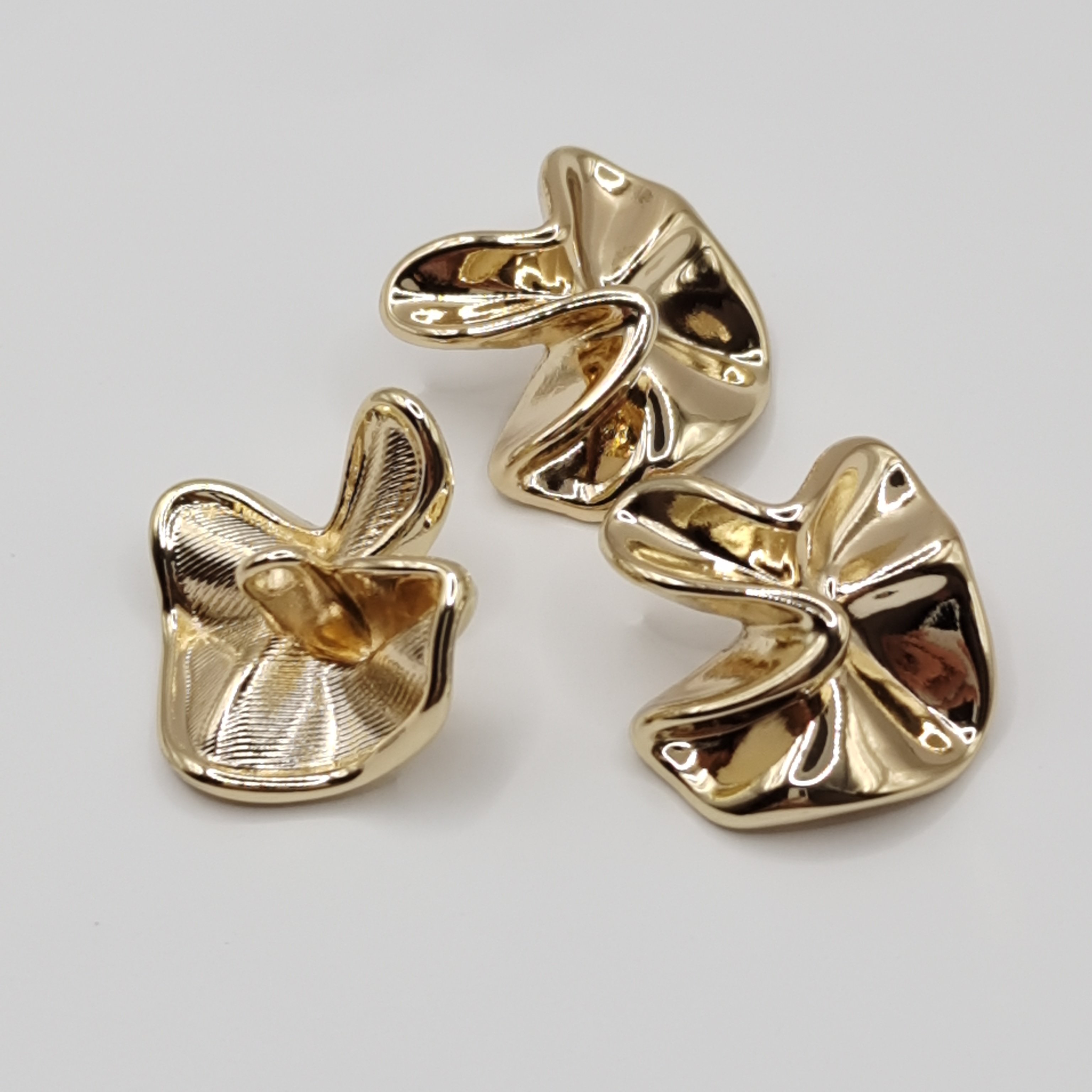 Factory custom Fashion Clothing Trim Metal Button Designer Shape Flower Golden button for Woman