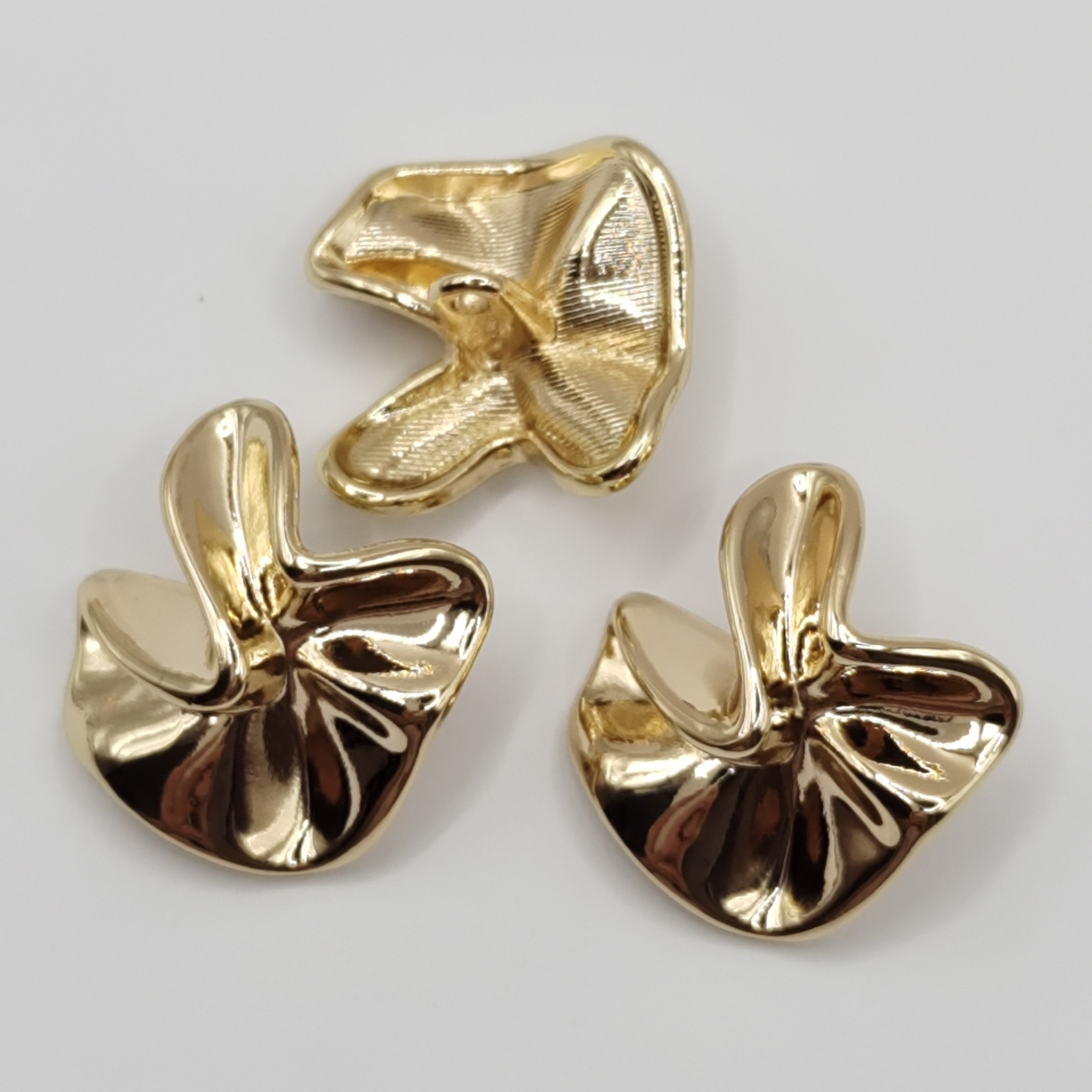 Factory custom Fashion Clothing Trim Metal Button Designer Shape Flower Golden button for Woman