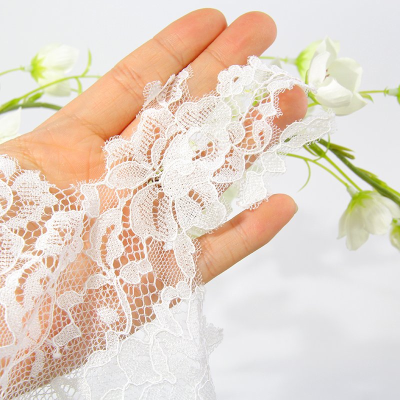 Used as a pure white lace trim with the garment, the trend in the new style