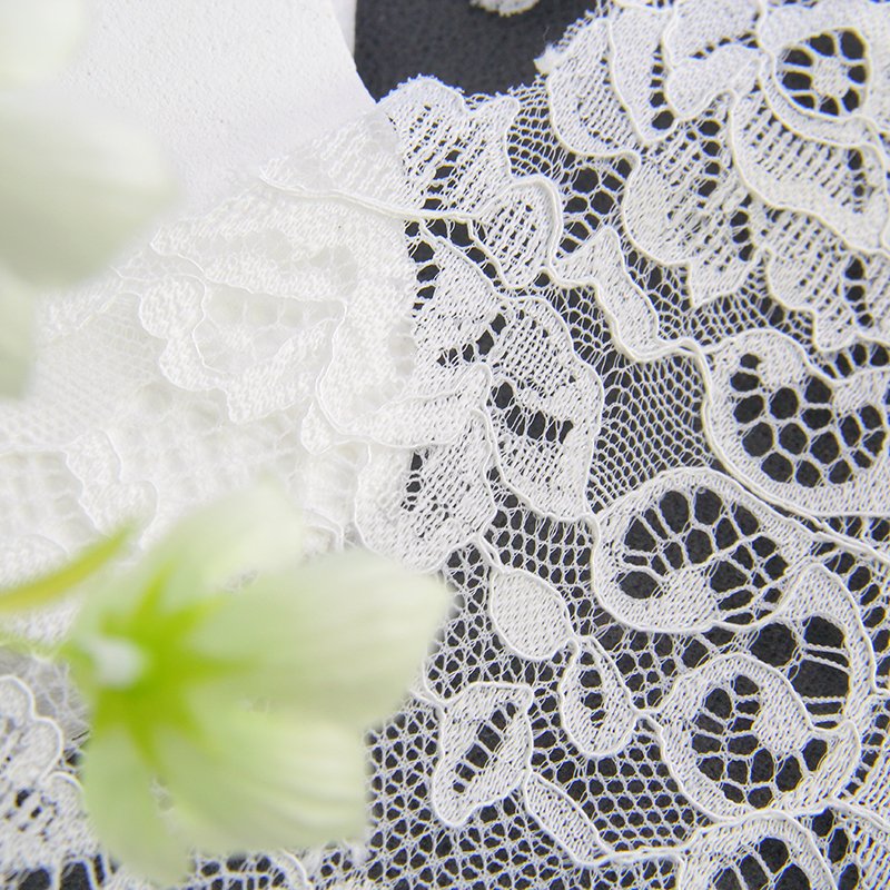 Used as a pure white lace trim with the garment, the trend in the new style