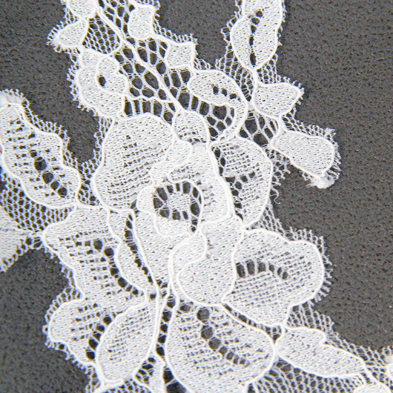 Used as a pure white lace trim with the garment, the trend in the new style