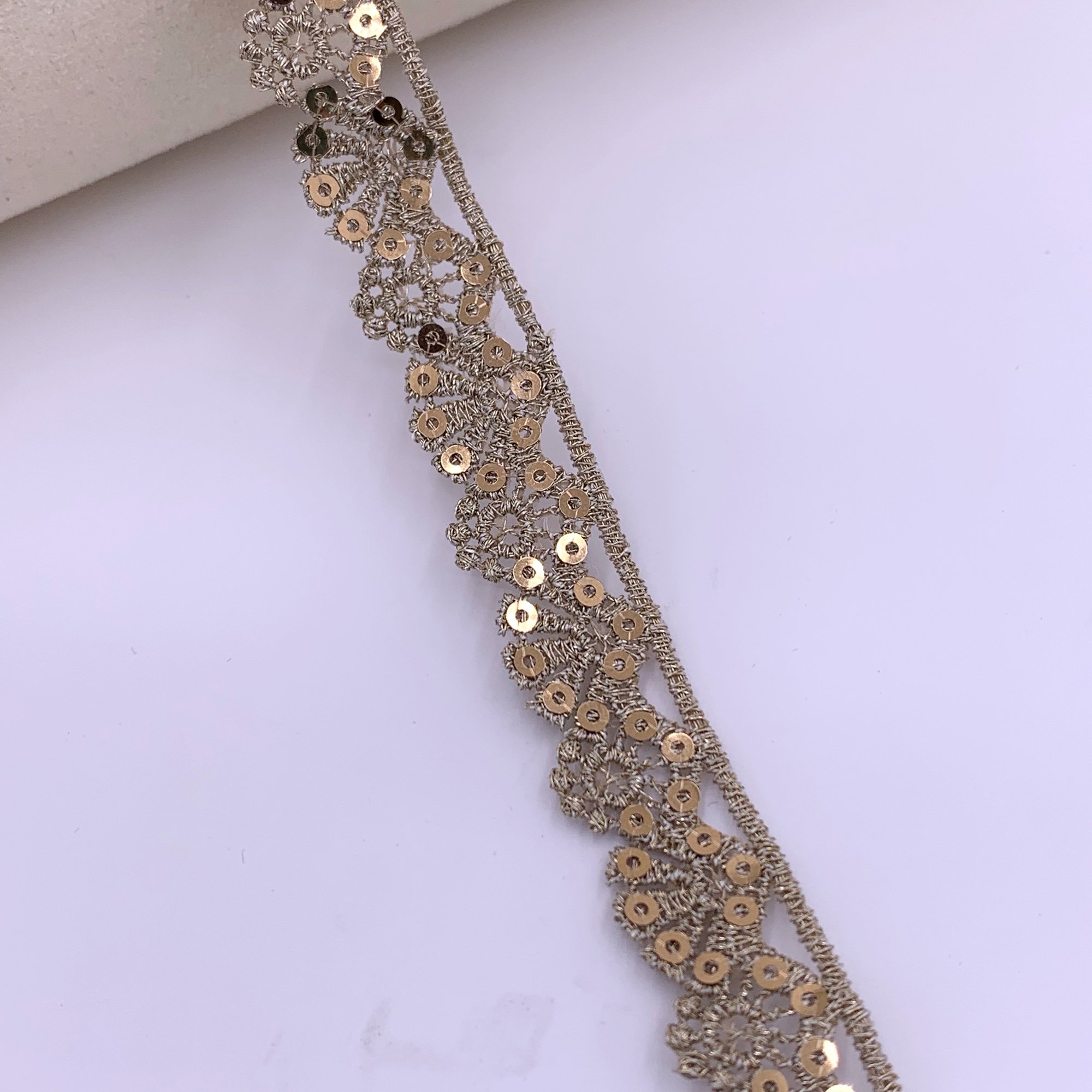 Factory Wholesale Beautiful Shiny Metallic Embroidery Sequin Flowery Gold Gpo Lace Trim