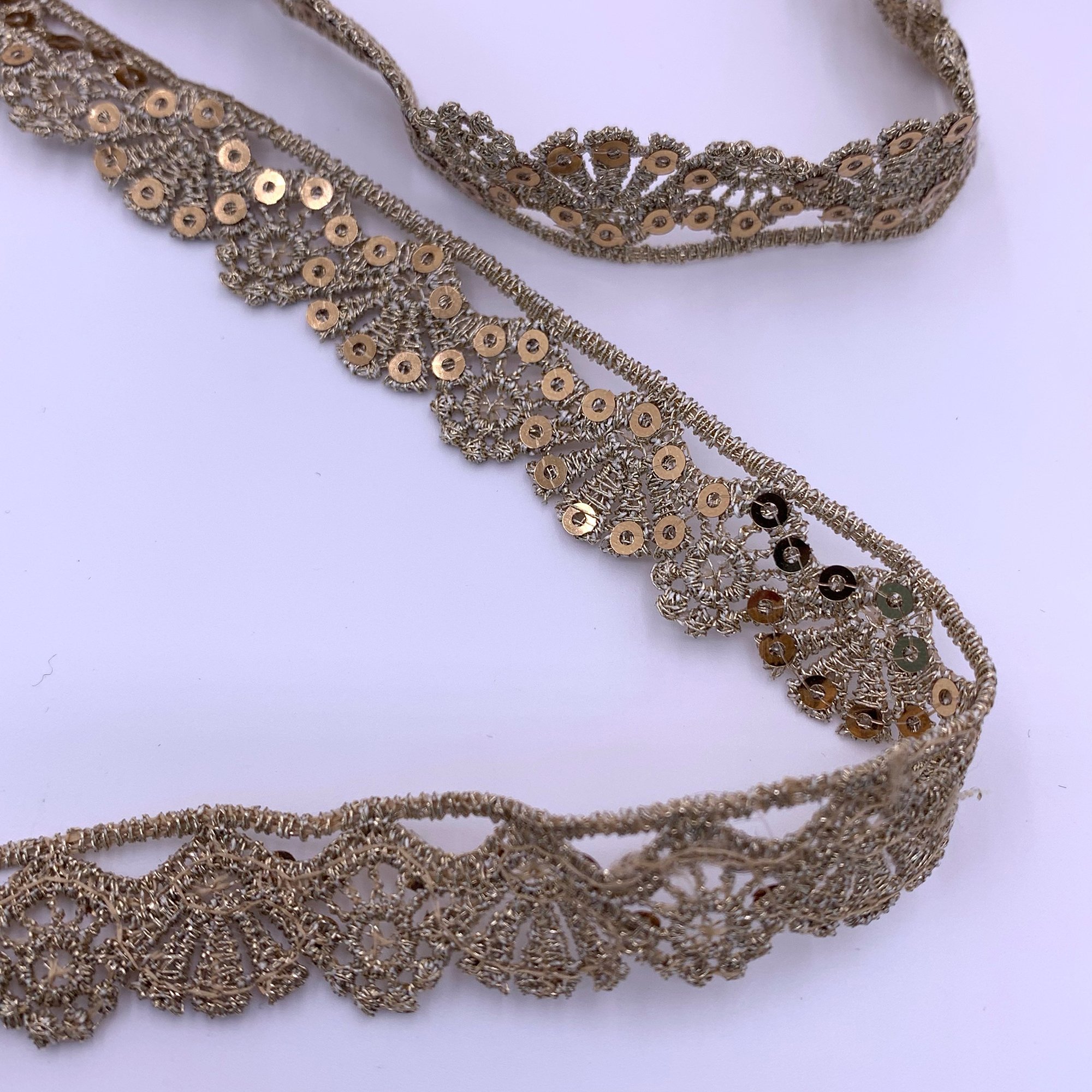 Factory Wholesale Beautiful Shiny Metallic Embroidery Sequin Flowery Gold Gpo Lace Trim