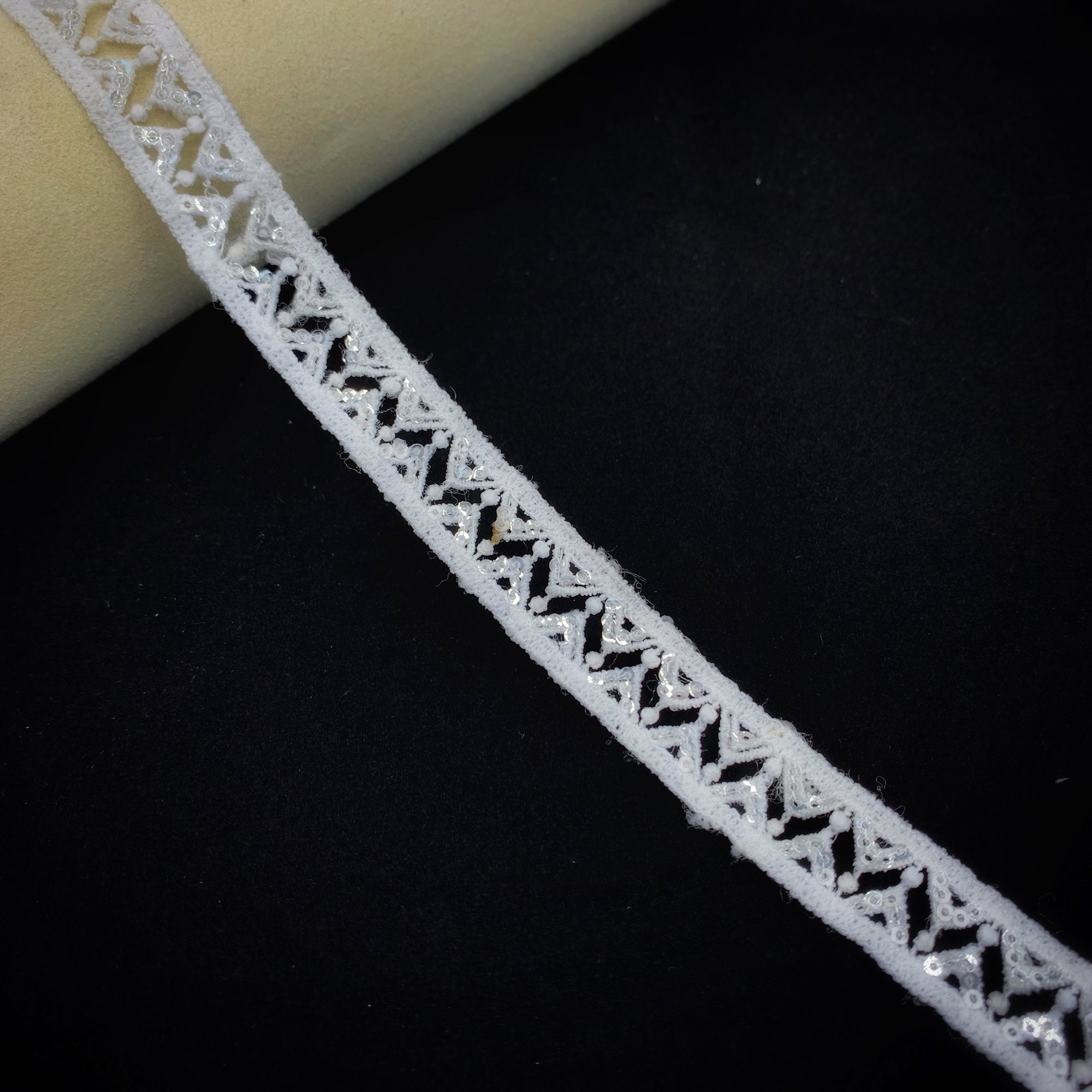 Factory Wholesale Exquisite Small Size Lace White Shiny Embroidery Sequin Gpo Lace Trim