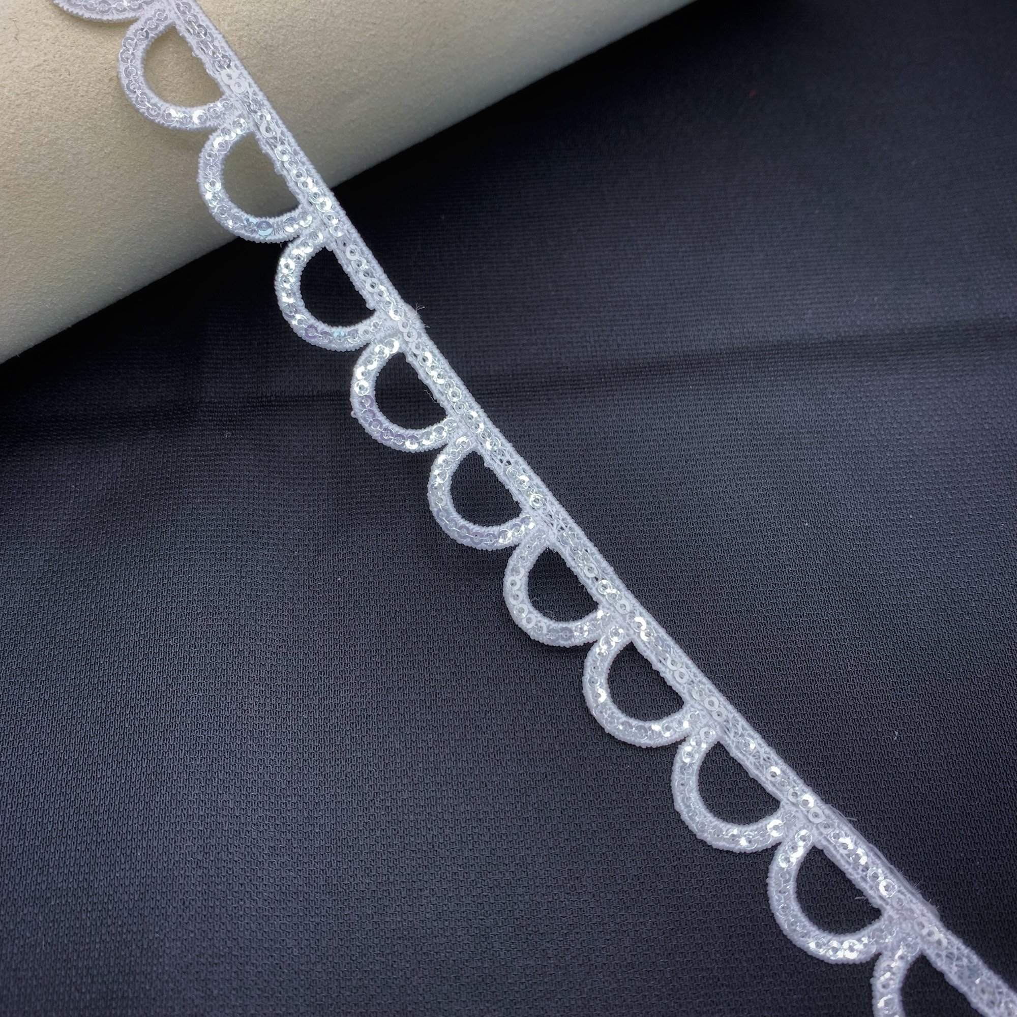 Factory Wholesale Exquisite Small Size Lace White Shiny Embroidery Sequin Gpo Lace Trim