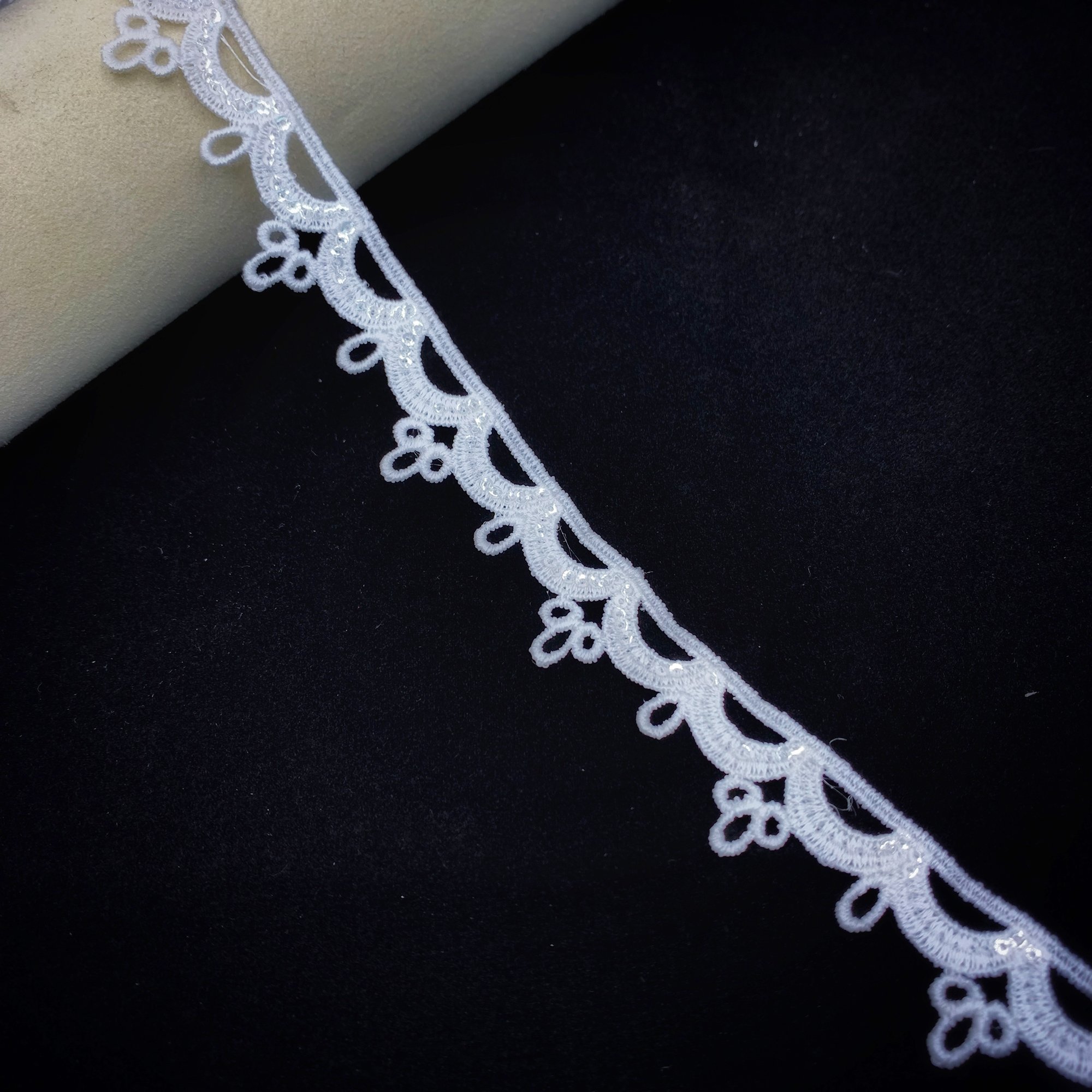 Factory Wholesale Exquisite Small Size Lace White Shiny Embroidery Sequin Gpo Lace Trim