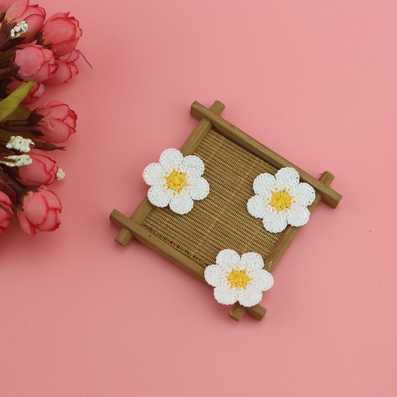1.4 inch mini daisy flower crochet motif white and yellow flower accessories for garment bag accessories