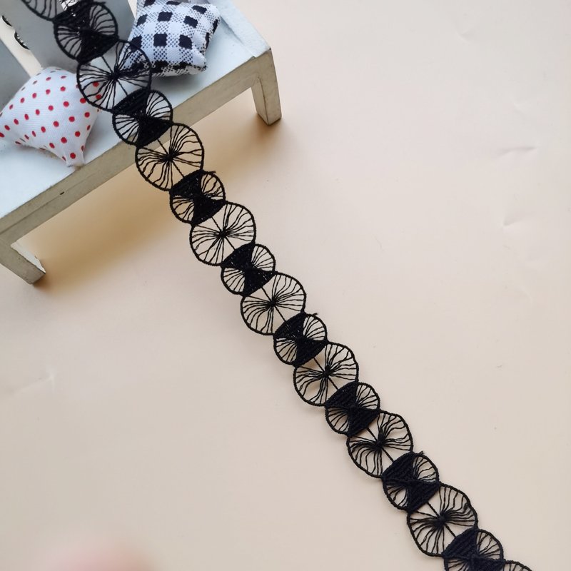 Manufacturer Customized Embroidered Hollowed Out Water-soluble Polyester Guipure Eyelash Lace Trim For Clothing Border Lace