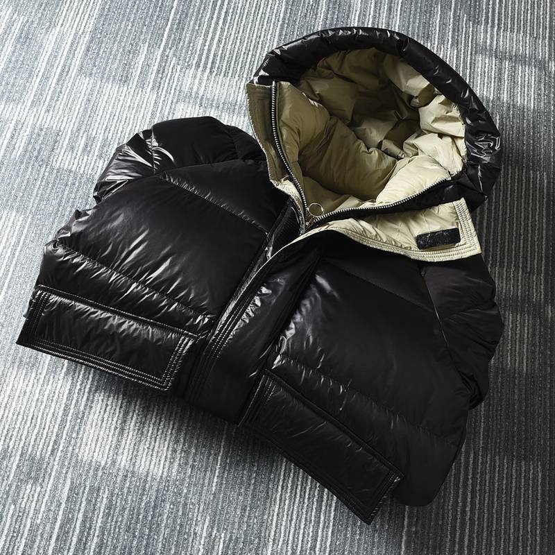 Ultra -thick mid -length down jacket at minus 30 degrees