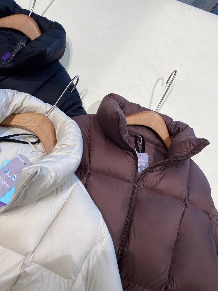 Loose conventional stand -up collar warm down jacket