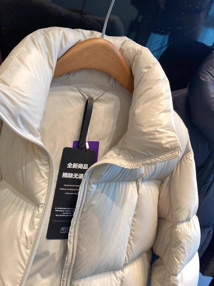 Loose conventional stand -up collar warm down jacket