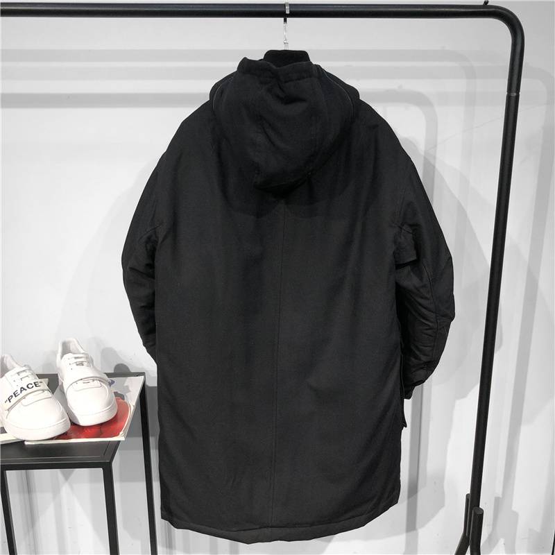 Loose, slightly wide, pure black multi -pocket hooded down jacket