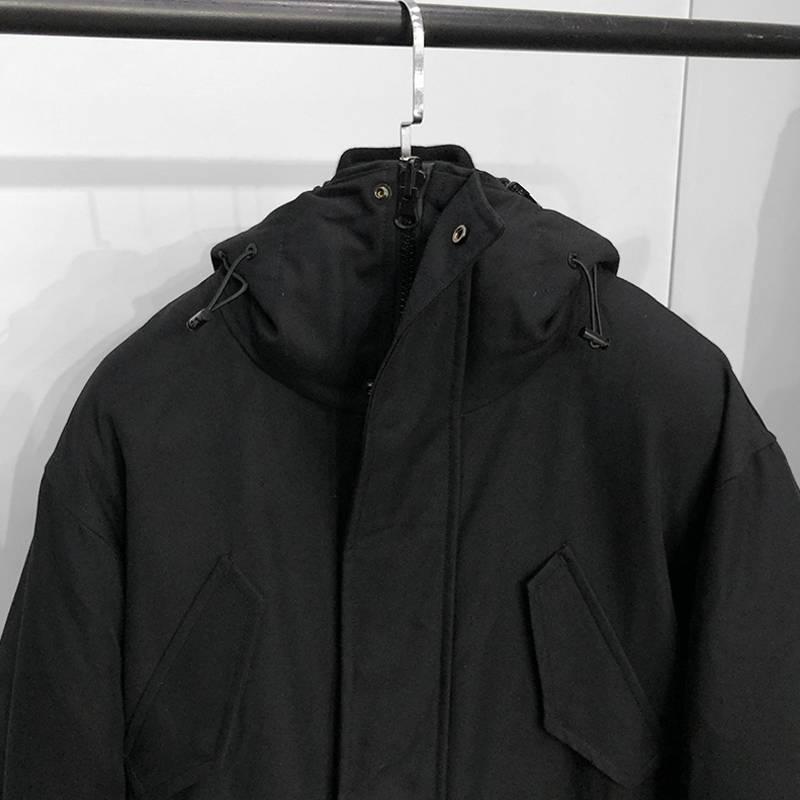 Loose, slightly wide, pure black multi -pocket hooded down jacket