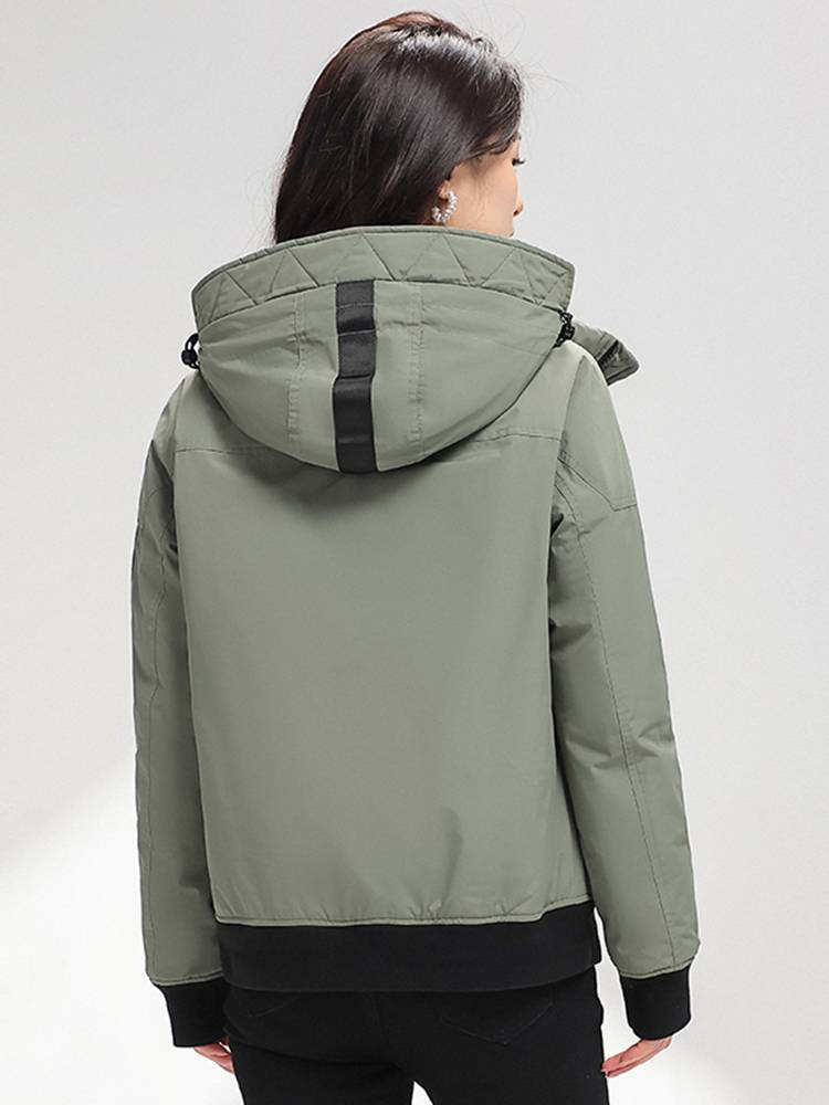 The front line withdraws the label to remove the cap and remove the down jacket