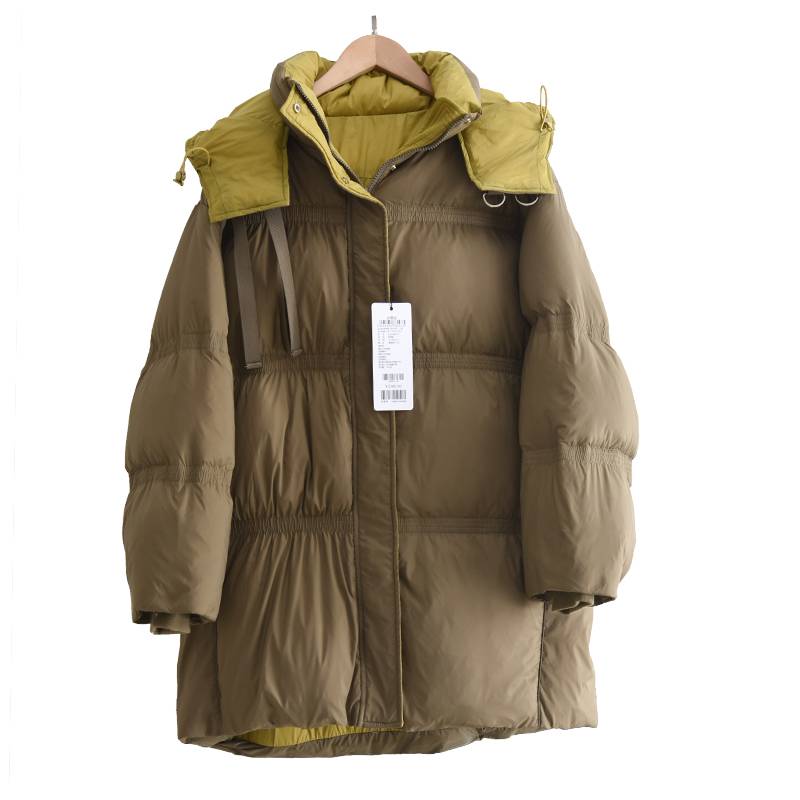 Design sense of contrast to the hooded mid -length down jacket jacket