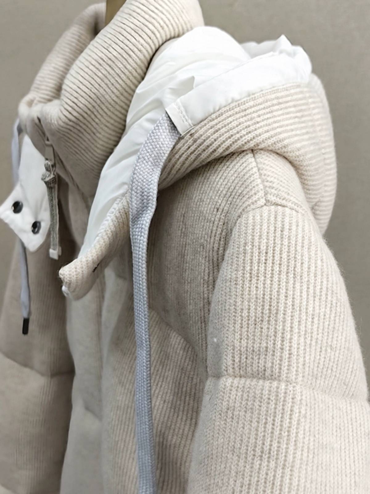Elegant wool conventional hooded bead chain down jacket