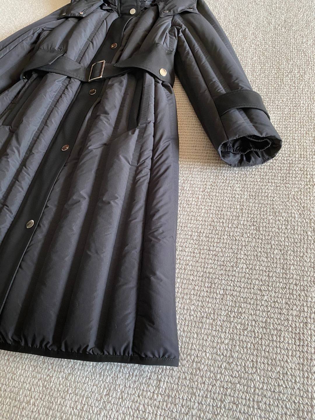 European Station 2024 autumn and winter new down jackets women comfortable skin, warm, warm, fashionable black goose down jacket