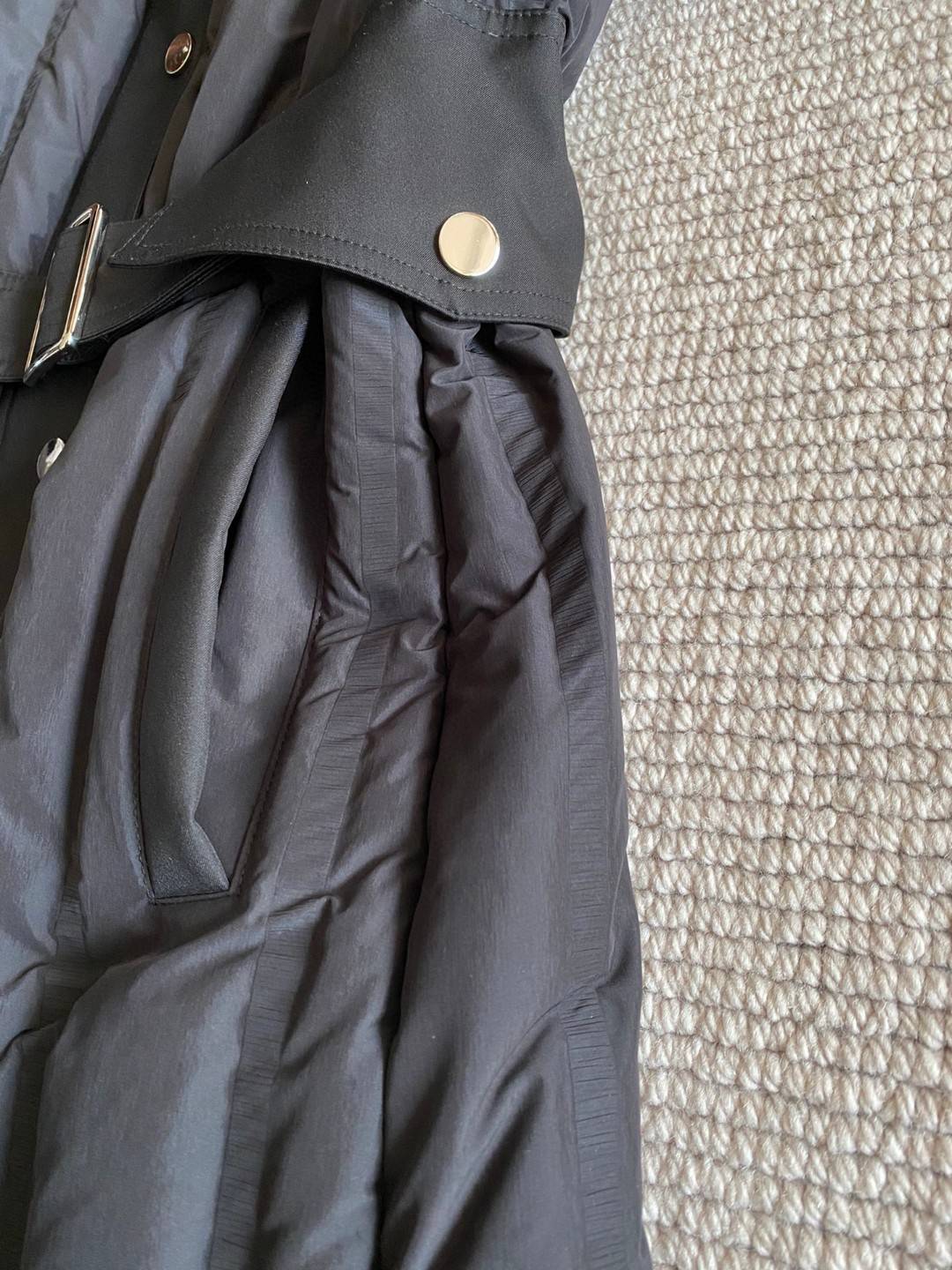 European Station 2024 autumn and winter new down jackets women comfortable skin, warm, warm, fashionable black goose down jacket