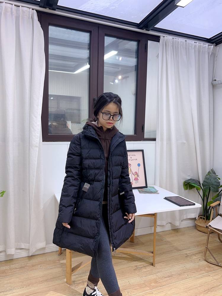 Black stand -up belt double pocket zipper long down jacket