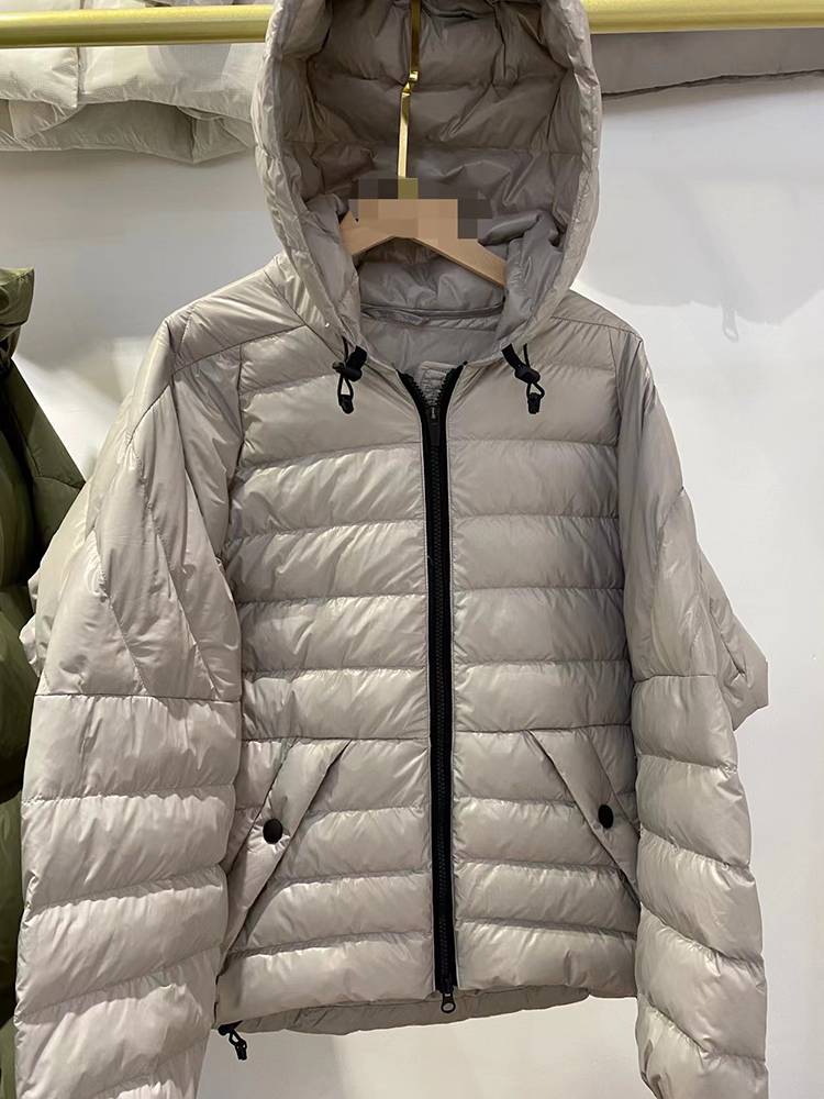 Light and warm autumn and winter new product sports wind, rain, wind and windproof 90 white goose velvet hooded short down jacket outside women