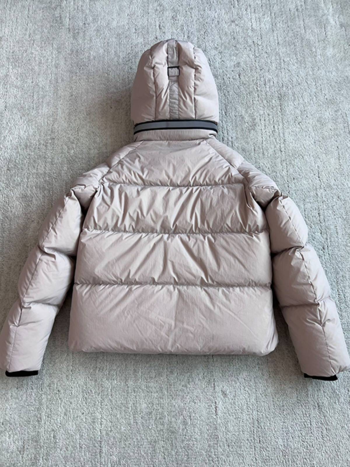 White goose down high fluffy fluffy caps can be kept warm and thin down jacket