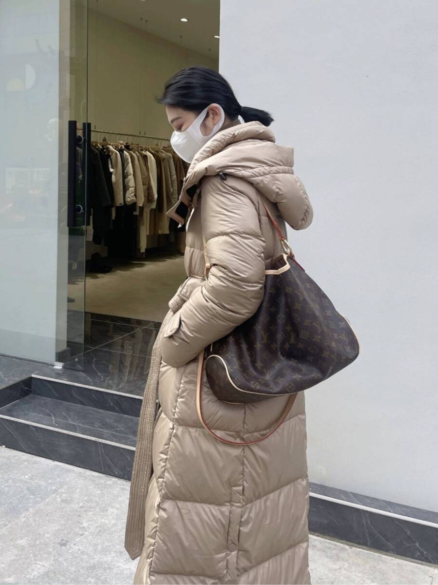 Plush jacket women's medium long over -knee thickened hood, waist thin 2023 winter color pure color simple slimming resistance
