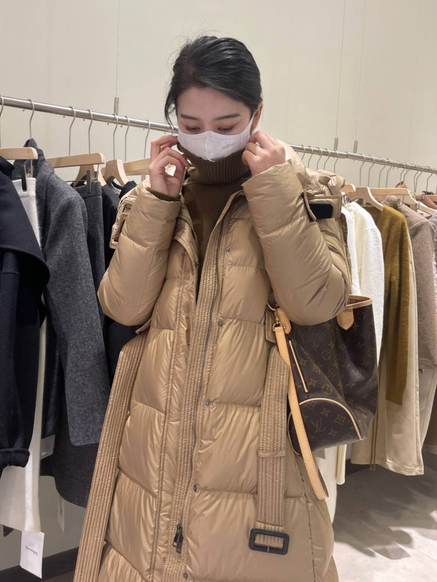 Plush jacket women's medium long over -knee thickened hood, waist thin 2023 winter color pure color simple slimming resistance