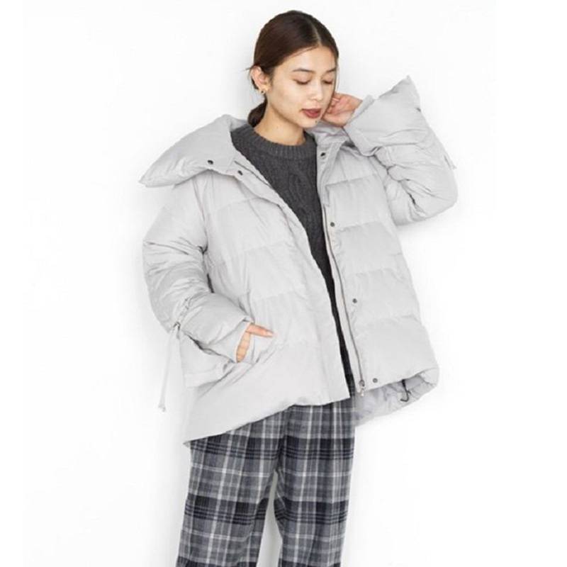 Pzrnw001 is a light gray lady Dou Pippi down jacket