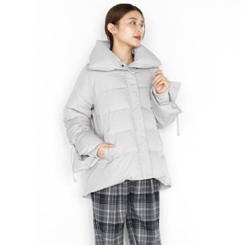 Pzrnw001 is a light gray lady Dou Pippi down jacket