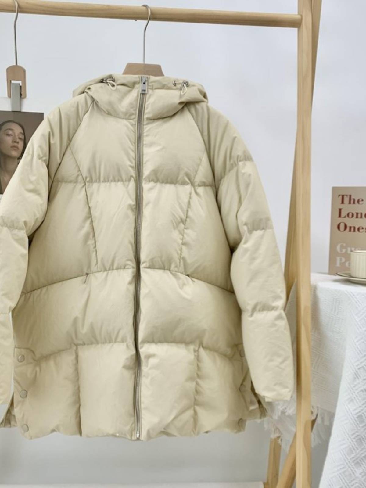 Hooding sand color mid -long white goose velvet bread down jacket