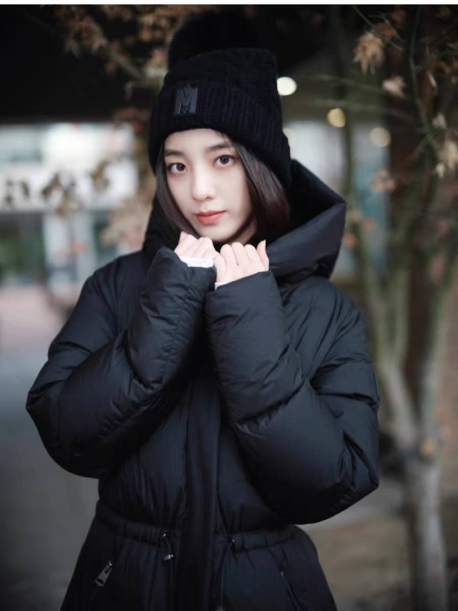 Thickened cold -resistant hooded down jacket jacket