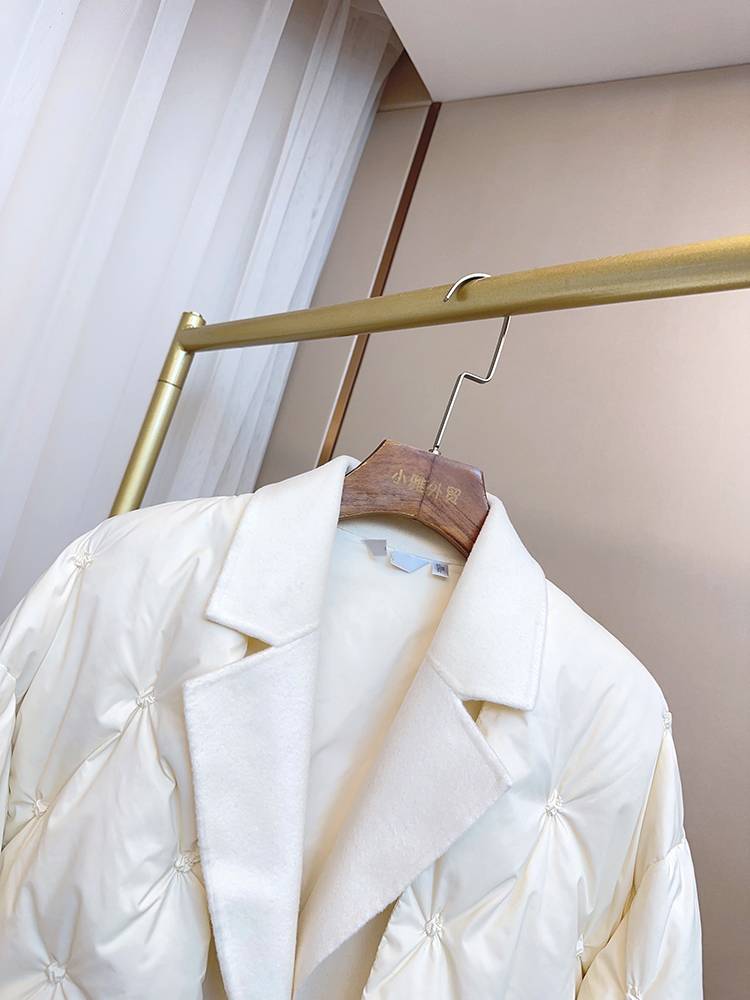 90132 At a glance, fake fake two pieces of small incense wind fashion white suit wool stitching down jacket jacket