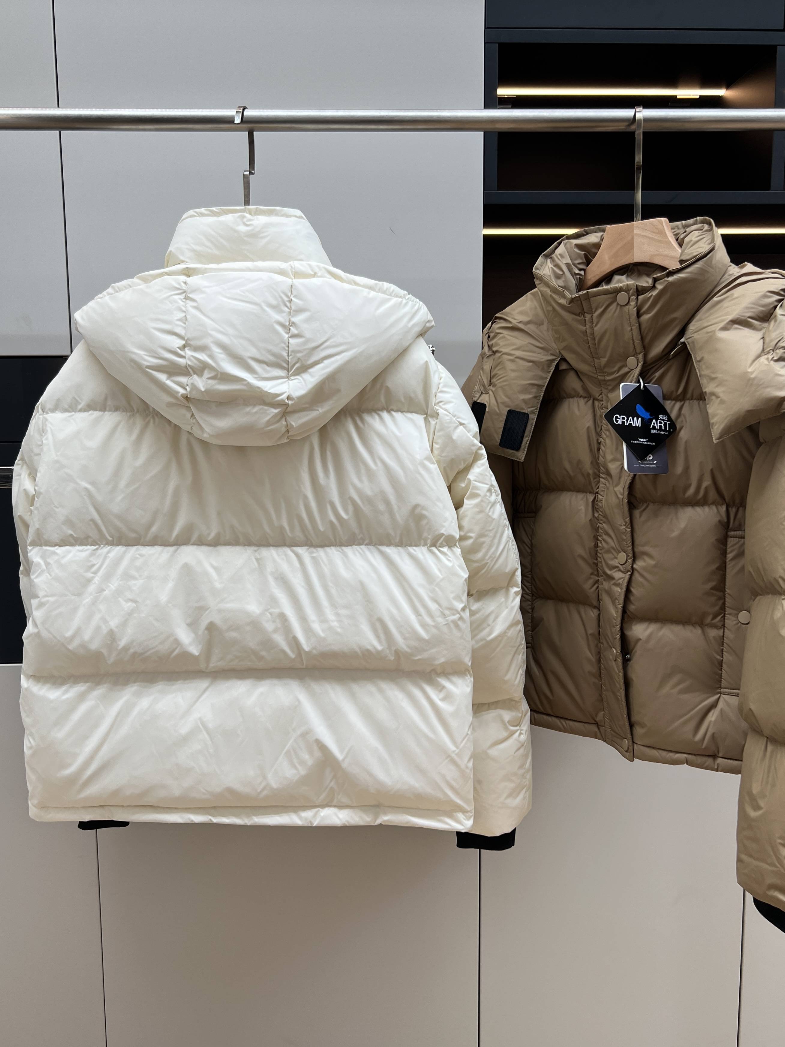 Fluffy warm and windproof short hooded down jacket