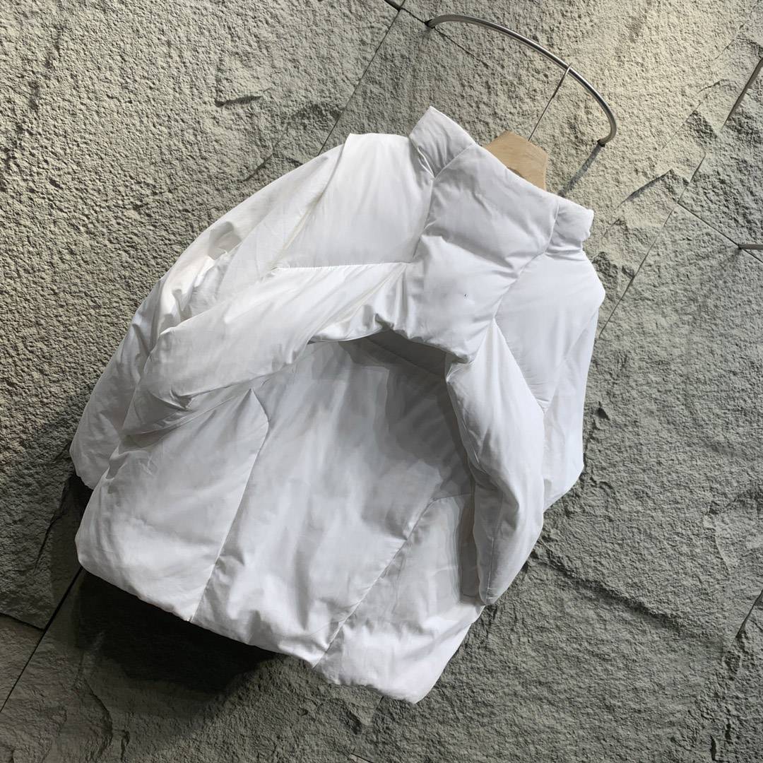 Co -branded down vest type two -piece disassembly sleeve fluffy 90 white duck velvet faction overcome the capsule series down jacket