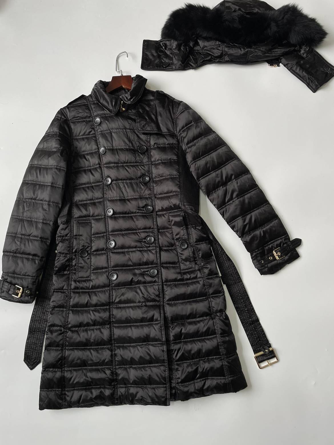 The town shop, the man's hand yi, the temperature hugged in the cold winter goose down the British style down jacket.