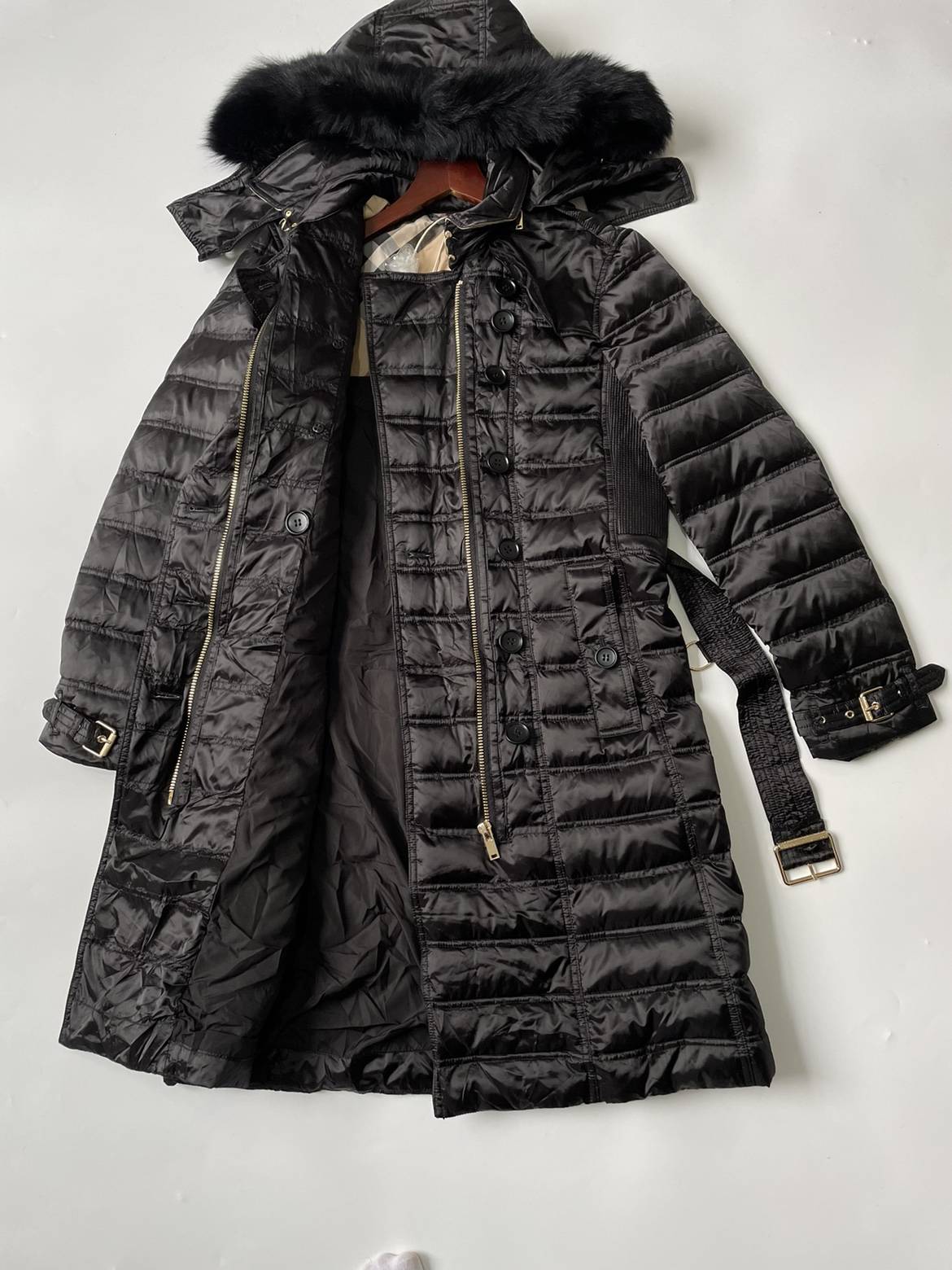 The town shop, the man's hand yi, the temperature hugged in the cold winter goose down the British style down jacket.